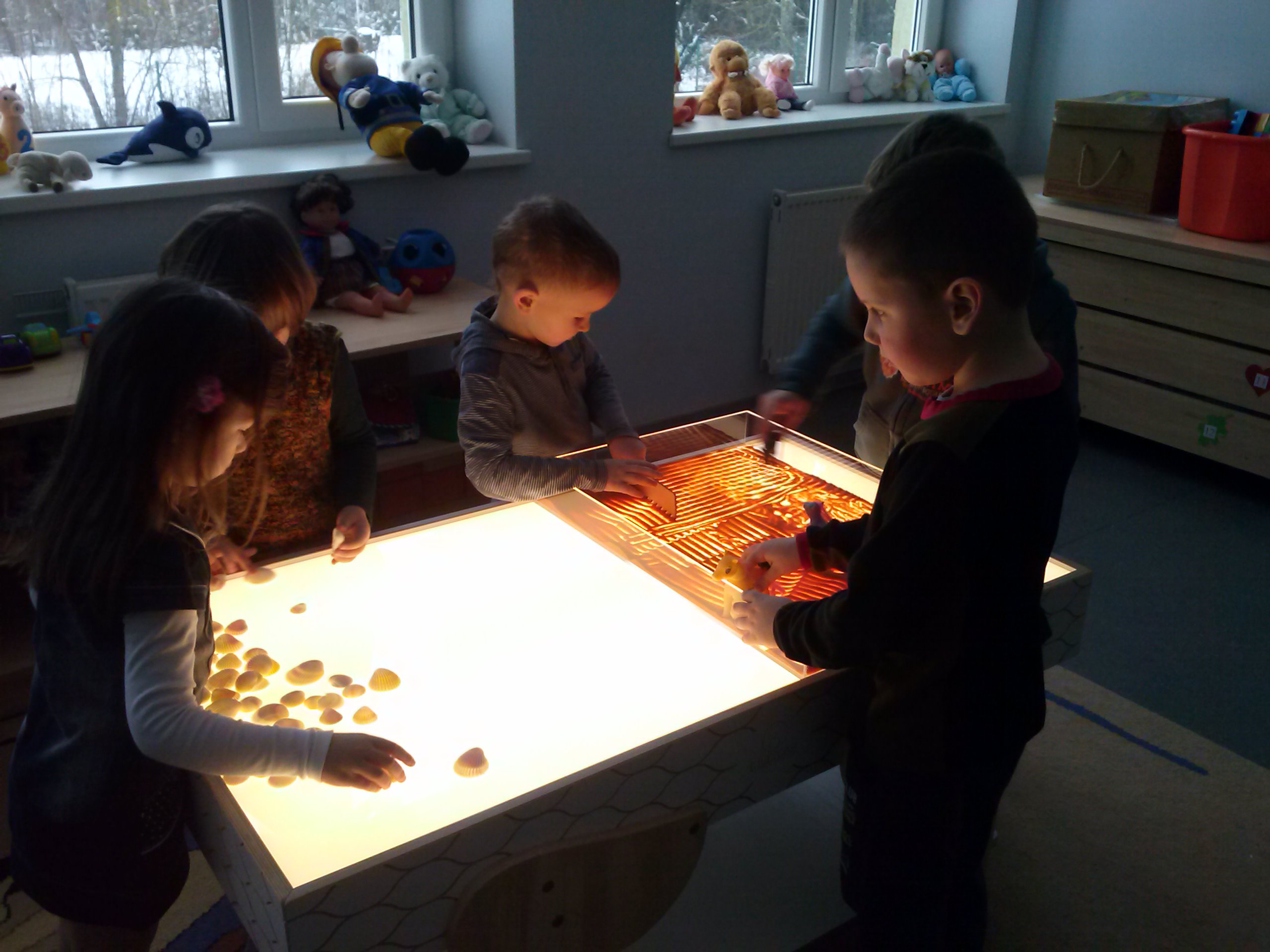 Ikimokyklinės grupės vaikų saviraiškos ugdymui naudojamas šviesos stalas